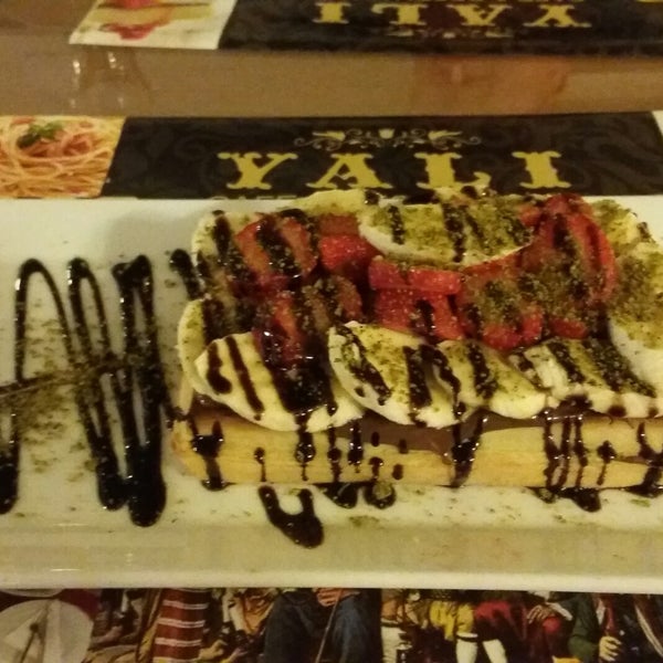 รูปภาพถ่ายที่ Yalı Cafe &amp; Restaurant โดย Gülendam . เมื่อ 10/14/2019