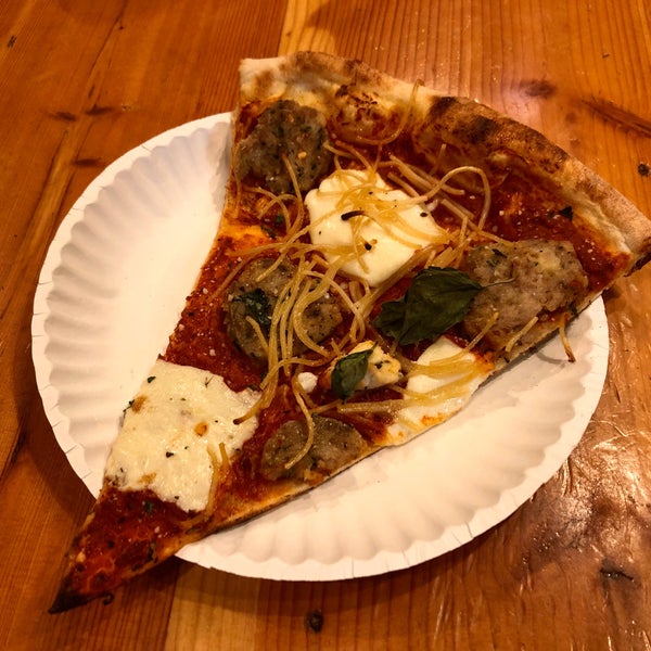 Foto diambil di Dimo&#39;s Pizza oleh Ryan J. pada 12/3/2019