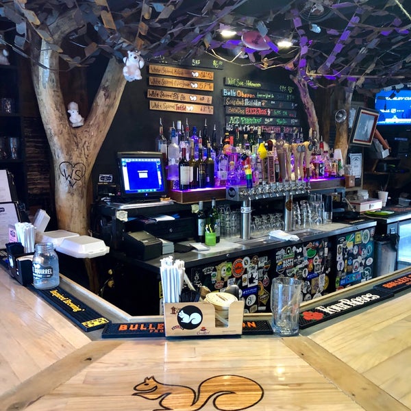 Foto tirada no(a) White Squirrel Brewery por Ryan J. em 6/13/2019