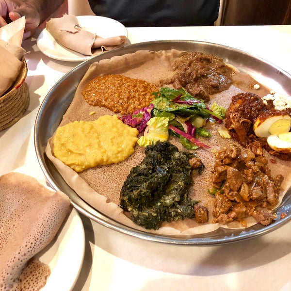 รูปภาพถ่ายที่ Demera Ethiopian Restaurant โดย Ryan J. เมื่อ 7/13/2018