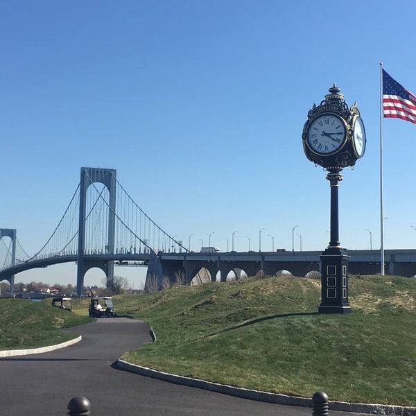 รูปภาพถ่ายที่ Trump Golf Links at Ferry Point โดย Chris L. เมื่อ 4/16/2016