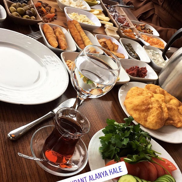 Foto tomada en Tuğra Cafe Restaurant  por Şerife Y. el 1/1/2019