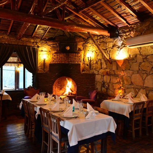 Das Foto wurde bei Tarihi Köy Restaurant von Tarihi Köy Restaurant am 2/5/2016 aufgenommen