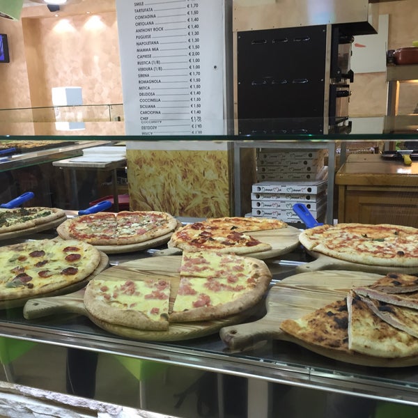 Foto scattata a Mamma Mia Pizza &amp; FastGood da Steve J. il 10/19/2015