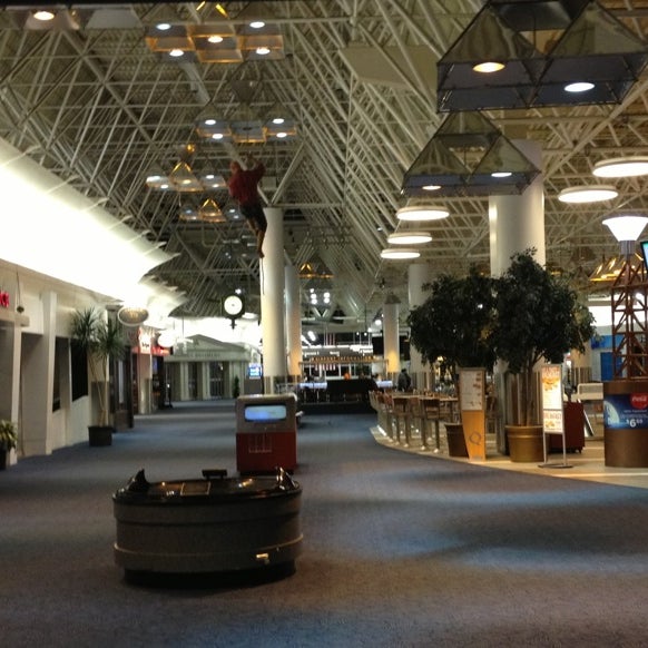 Foto tirada no(a) General Mitchell International Airport (MKE) por Jeffrey S. em 1/19/2013