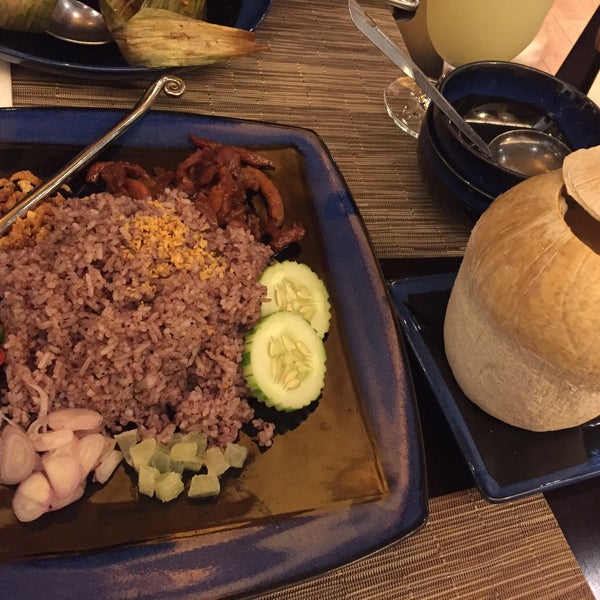 Foto scattata a Sawadee Thai Cuisine da Chris T. il 12/11/2015