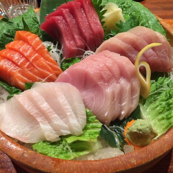 รูปภาพถ่ายที่ Toni&#39;s Sushi Bar โดย Mike T. เมื่อ 12/9/2013