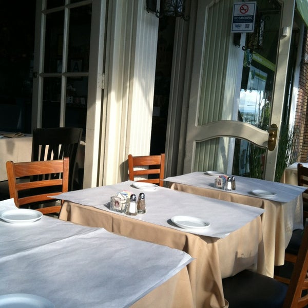 Photo taken at Café D&#39;Étoile by Mike T. on 12/26/2012