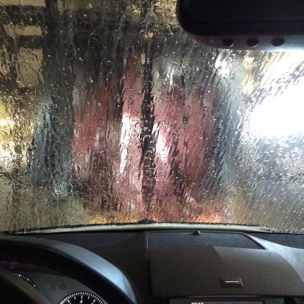 3/28/2014 tarihinde Mike T.ziyaretçi tarafından Madison Car Wash'de çekilen fotoğraf