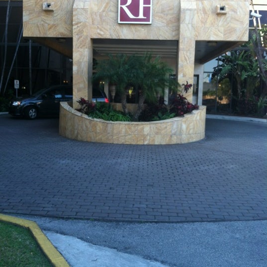 Foto diambil di Regency Hotel Miami oleh Ariel K. pada 11/21/2012