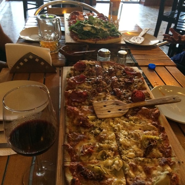 Снимок сделан в Mateo&#39;s Pizza &amp; Artesanal пользователем Cin R. 9/14/2014
