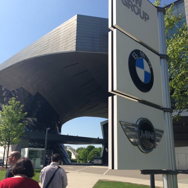 5/8/2013 tarihinde hayoziyaretçi tarafından BMW-Hochhaus (Vierzylinder)'de çekilen fotoğraf