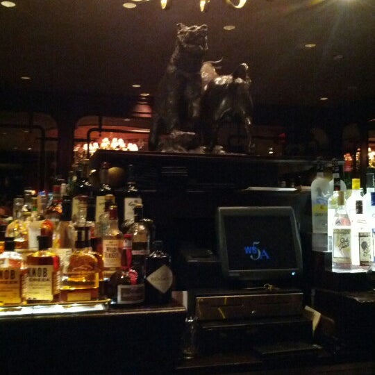 Foto scattata a Bull &amp; Bear Steakhouse da Jeff W. il 11/22/2012