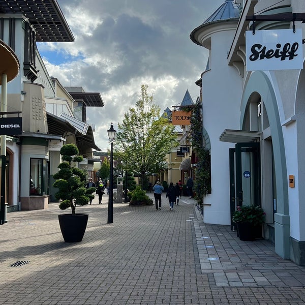 Foto diambil di Wertheim Village oleh Ahmed A. pada 10/6/2021