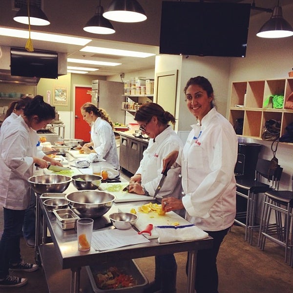 รูปภาพถ่ายที่ New School of Cooking โดย Cienega S. เมื่อ 1/7/2014