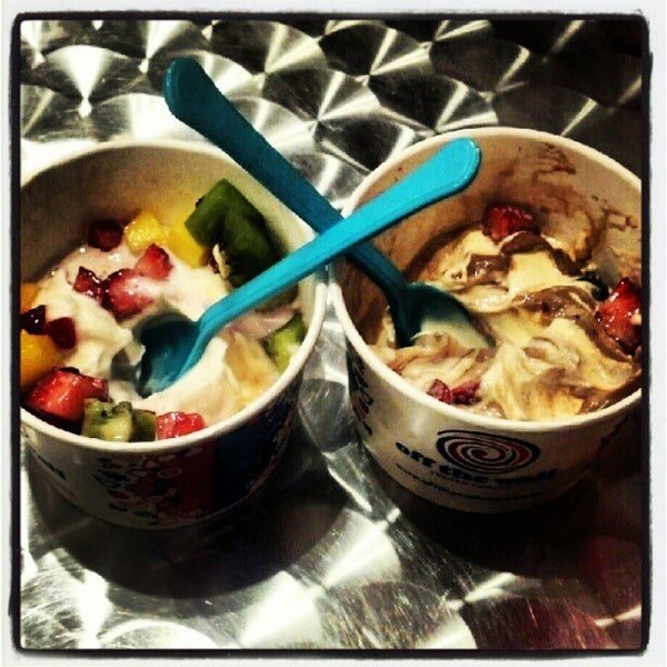 Photo taken at Off The Wall Frozen Yogurt by ᴡ k. on 10/9/2012