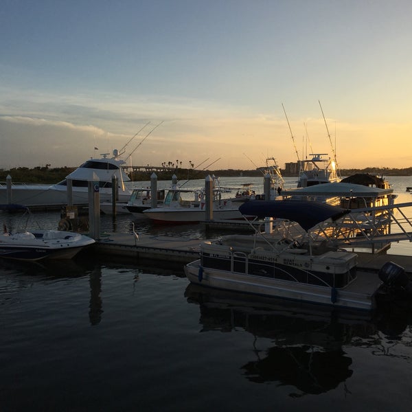 Das Foto wurde bei Outriggers Tiki Bar and Grille von Rusty P. am 10/29/2016 aufgenommen