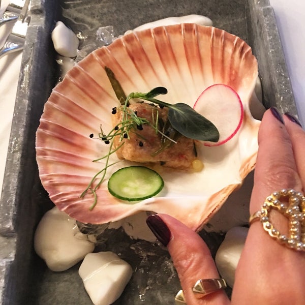 Foto tirada no(a) Caviar Seafood Restaurant por Ferin B. em 9/7/2016