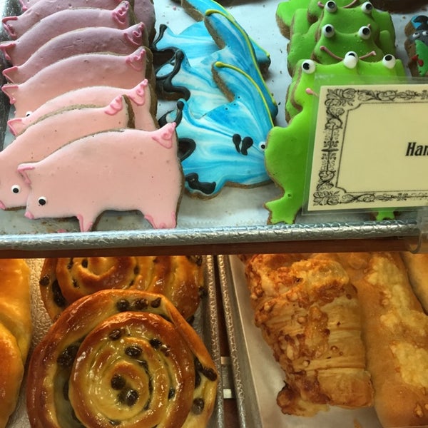 Photo taken at La Tropezienne Bakery by Arthur H. on 10/6/2014