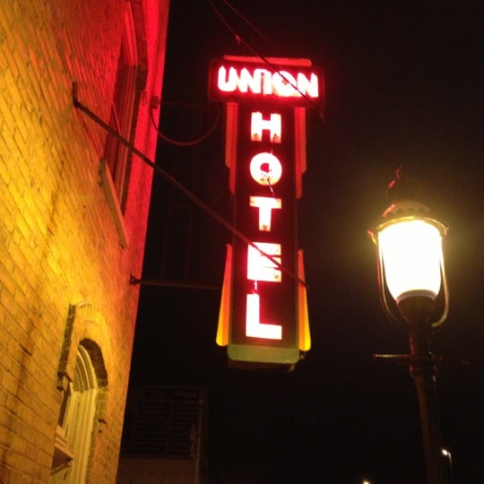 Foto diambil di The Union Hotel &amp; Restaurant oleh Felicia J. pada 12/11/2012