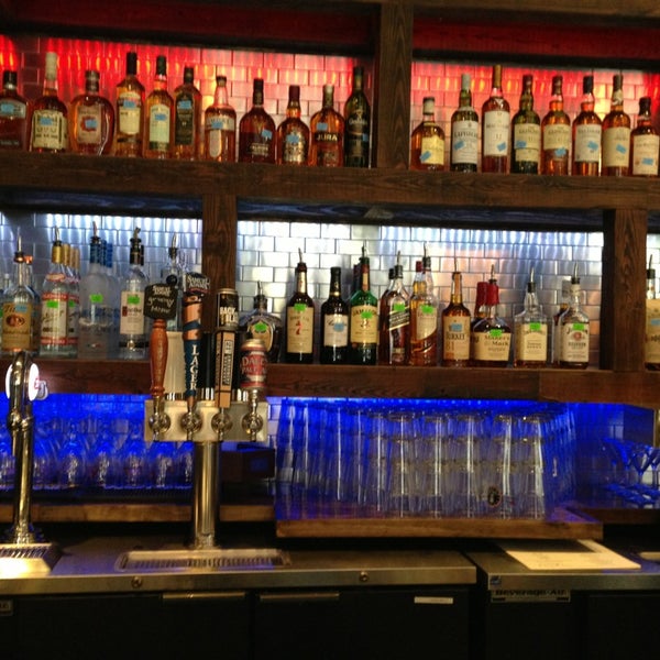 3/27/2013 tarihinde Joe T.ziyaretçi tarafından Cowbell Burger &amp; Whiskey Bar'de çekilen fotoğraf