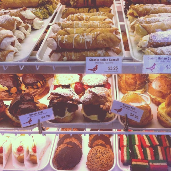 6/17/2013にGloria K.がPiccione Pastryで撮った写真