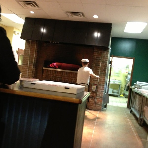 Tomatoes Apizza Pizzería en Farmington