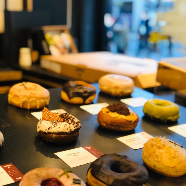 Foto diambil di Crosstown Doughnuts &amp; Coffee oleh iNoura pada 11/29/2019