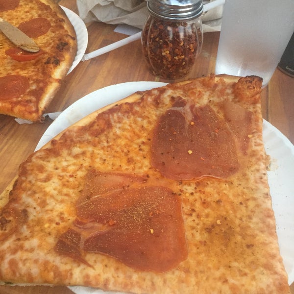 Photo taken at Greenville Avenue Pizza Company by elaine on 11/4/2018