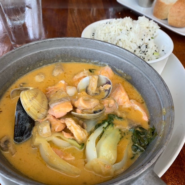 Photo taken at The Sandbar Seafood Restaurant by elaine on 8/5/2019