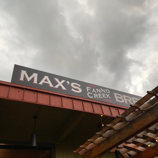 รูปภาพถ่ายที่ Max&#39;s Fanno Creek Brew Pub โดย Jason M. เมื่อ 7/7/2019