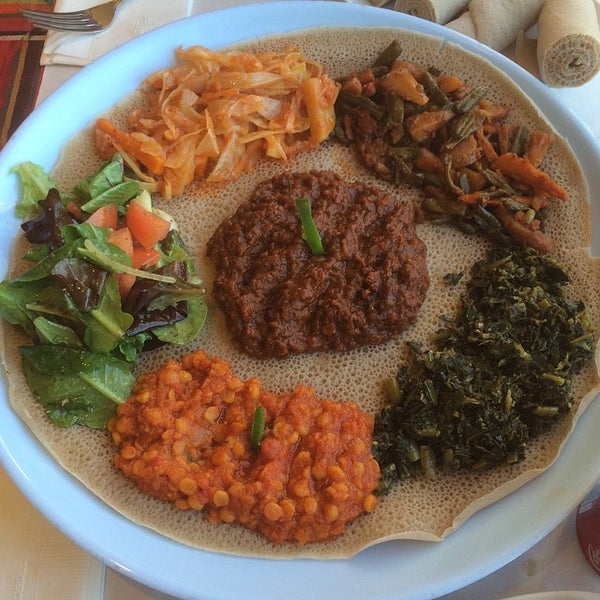10/4/2014 tarihinde Chris P.ziyaretçi tarafından Enjera Restaurant'de çekilen fotoğraf