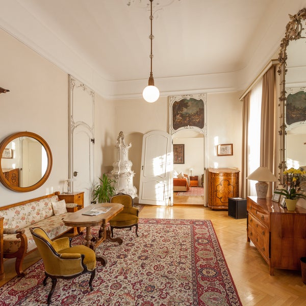 Suiten im Schloss und Zimmer im Meierhof - Für einen Kurzurlaub in Salzburg, den Aufenthalt während der Salzburger Festspiele oder vielleicht sogar im Rahmen einer Hochzeit.