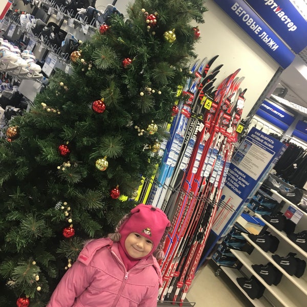 Спортмастер йошкар. Елка Спортмастер. Спорт мастер магазин Димитровград. Спортмастер на улице Ленина Чернушка. Спорт мастер магазин Махачкале.