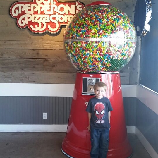 Снимок сделан в Sgt. Pepperoni&#39;s Pizza Store пользователем Briana R. 10/8/2014