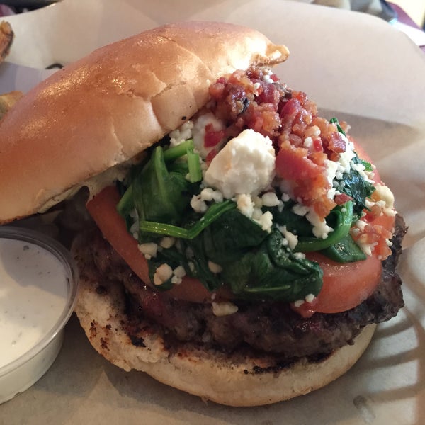 Foto scattata a G Burger da Briana R. il 2/7/2015