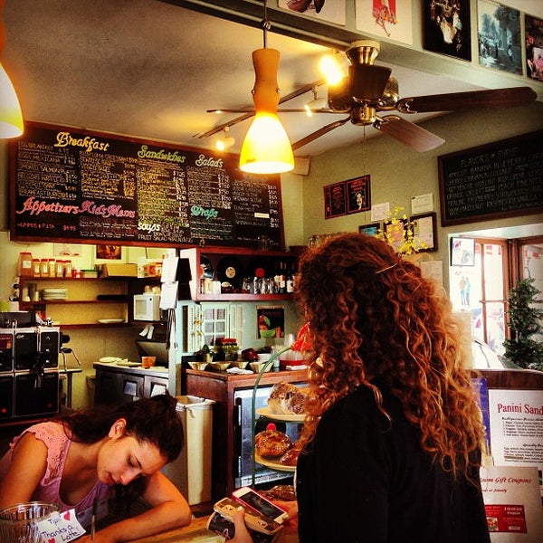 2/9/2013 tarihinde Shawn B.ziyaretçi tarafından Point Loma Living Room Coffeehouse'de çekilen fotoğraf