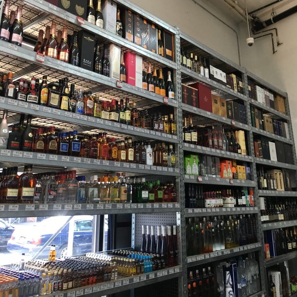 Foto diambil di The Liquor Store.com oleh Peter H. pada 1/21/2017