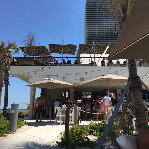 Foto scattata a Hyde Beach Kitchen &amp; Cocktails da Hazkel P. il 5/8/2016