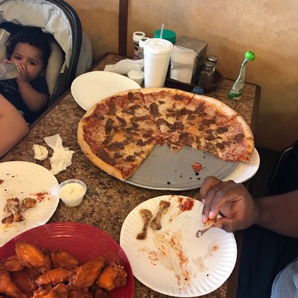 Foto diambil di Ray&#39;s Pizza oleh Victor J. pada 7/28/2017