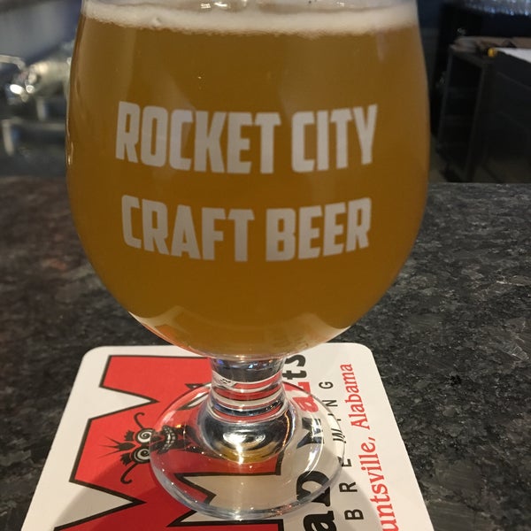3/30/2018 tarihinde Heath W.ziyaretçi tarafından Rocket City Craft Beer'de çekilen fotoğraf