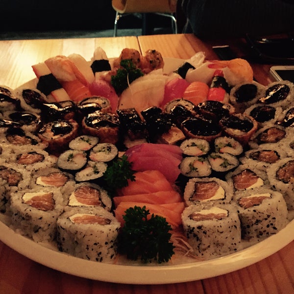 รูปภาพถ่ายที่ Sushi Yuzu โดย Fabi C. เมื่อ 7/14/2015