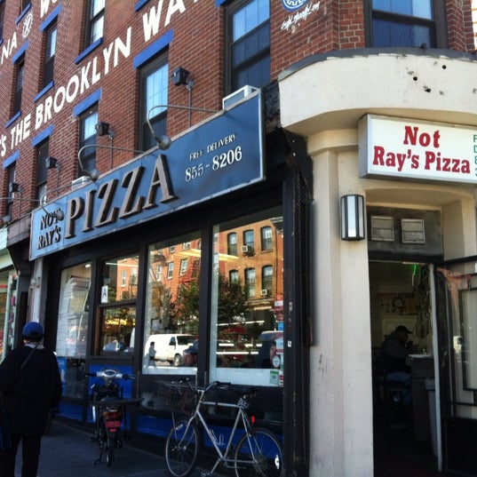 10/11/2012 tarihinde Christian A.ziyaretçi tarafından Not Ray&#39;s Pizza'de çekilen fotoğraf
