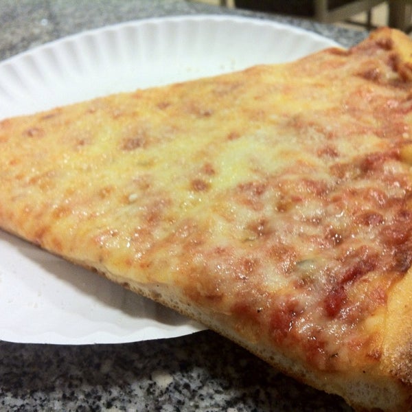 Photo prise au Nino&#39;s Pizza of New York par Christian A. le11/14/2013