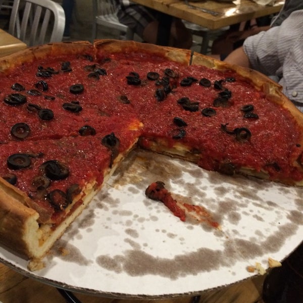 Foto tirada no(a) Patxi’s Pizza por Carissa C. em 7/28/2014