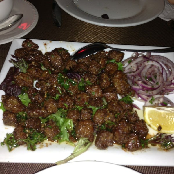 2/12/2013 tarihinde Gozde E.ziyaretçi tarafından A La Turca Mediterranean Cuisine'de çekilen fotoğraf