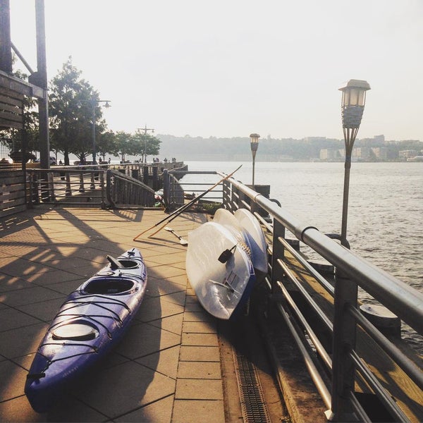 Foto tirada no(a) Manhattan Kayak + SUP por Laura C. em 7/30/2015