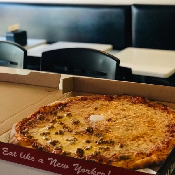 Foto tirada no(a) Milana&#39;s New York Pizzeria por mydarling em 4/20/2019
