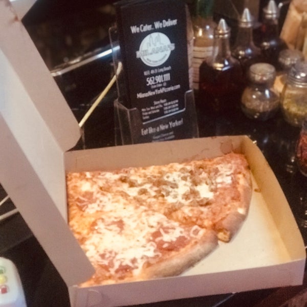 Das Foto wurde bei Milana&#39;s New York Pizzeria von mydarling am 3/3/2019 aufgenommen