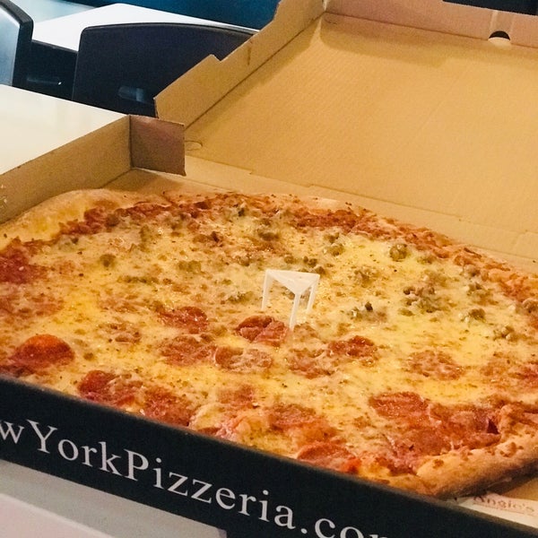 Foto tomada en Milana&#39;s New York Pizzeria  por mydarling el 8/12/2019